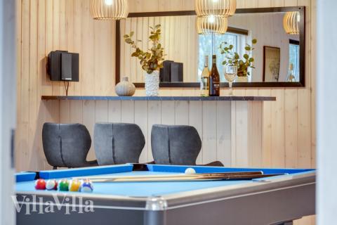 Aktivitetsrum i luksushus nr. 524 med 6 soveværelser og plads til 16 personer.