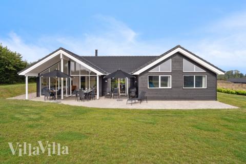 Luksushus nr. 524 har en dejlig terrasse med gode havemøbler til 16 personer.