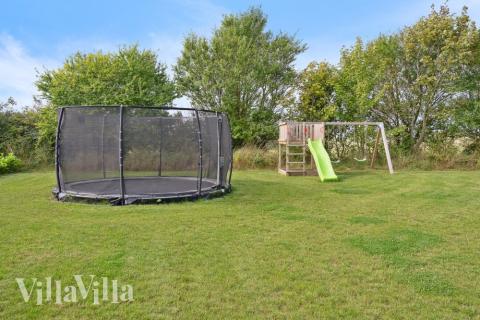 I det attraktive aktivitesrum i luksushus nr. 524 i Sydjylland  er der masser af udendørs aktiviteter, f.eks. legetårn og gynge