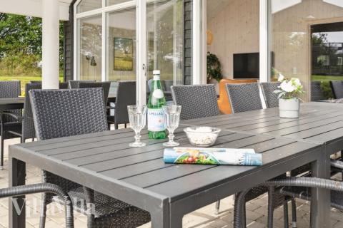 På terrassen i sommerhus nr. 524 er der plads til 16 personer.