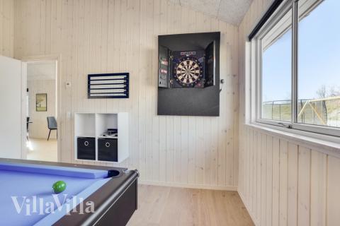 Dyst i sommerhusets aktivitetsrum, når I besøger luksushus nr. 523 i Nordjylland.