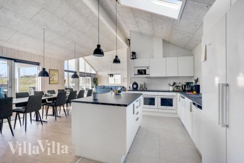 I luksushusets køkken findes alt, hvad I skal bruge til at lave mad til 18 personer. 