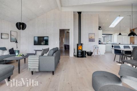 Der er mulighed for hygge i sommerhusets sofaarrangement, når I besøger luksushus nr. 523