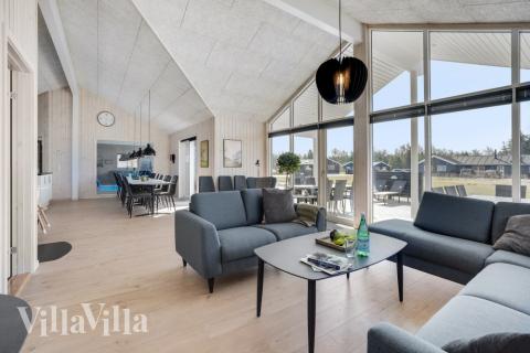 Sofahjørnet i luksushus 523 i Nordjylland.