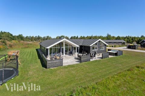 Flot sommerhus nr. 523 med god plads til op til 18 personer