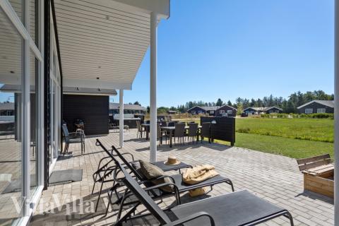 På terrassen i sommerhus nr. 523 er der plads til 18 personer.