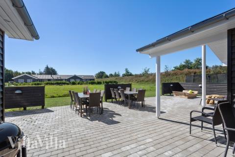 Nyd en grillaften på terrassen i luksushus nr. 523 i Nordjylland