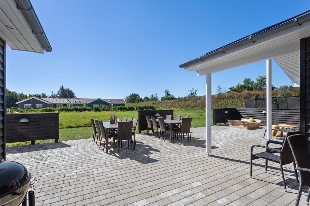 Nyd en grillaften på terrassen i luksushus nr. 523 i Nordjylland
