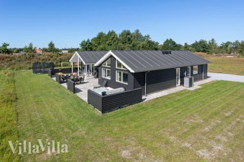 Dette skønne poolhus nr. 523 med plads til 18 personer ligger i Nordjylland