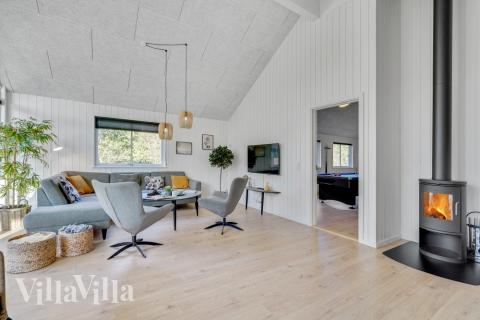 Der er mulighed for hygge i sommerhusets sofaarrangement, når I besøger luksushus nr. 536