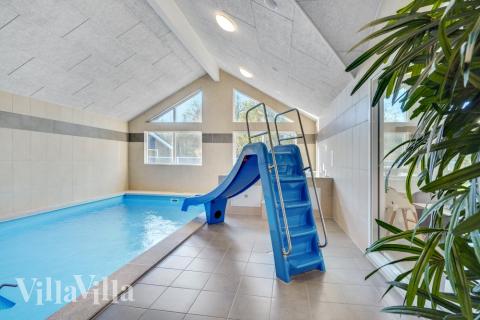 Sommerhus 536 er indrettet med en lækker poolafdeling med vandrutsjebane, dejlig stor indbygget spabad og sauna