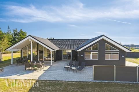 Luksushus nr. 536 har en dejlig terrasse med gode havemøbler til 18 personer.