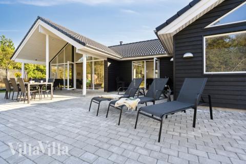 Nyd en grillaften på terrassen i luksushus nr. 536 i Vestjylland