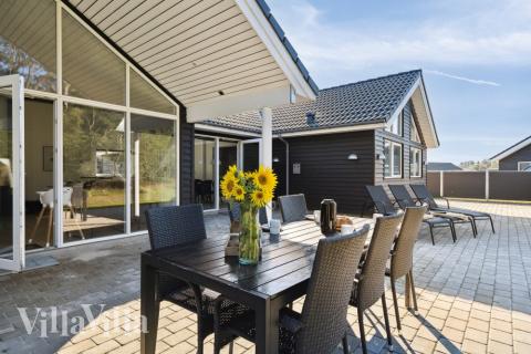 På terrassen i sommerhus nr. 536 er der plads til 18 personer.