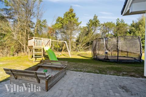 I det attraktive aktivitesrum i luksushus nr. 536 i Vestjylland  er der masser af udendørs aktiviteter, f.eks. legetårn og gynge