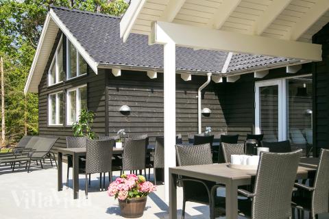 Luksushus nr. 537 har en dejlig terrasse med gode havemøbler til 18 personer.