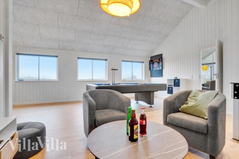Dyst i sommerhusets aktivitetsrum, når I besøger luksushus nr. 537 i Sydjylland.