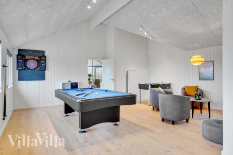 Luksushus 537 til 18 personer byder på et stort aktivitetsrum med bl.a. billard og dart