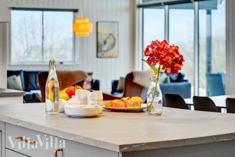 Køkkenet i luksushus nr. 537 er udstyrret, så I let kan lave mad til 18 personer.