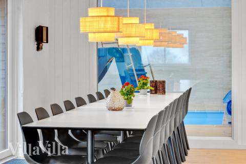 Det store lyse opholdrum i luksushus nr. 537 til 18.