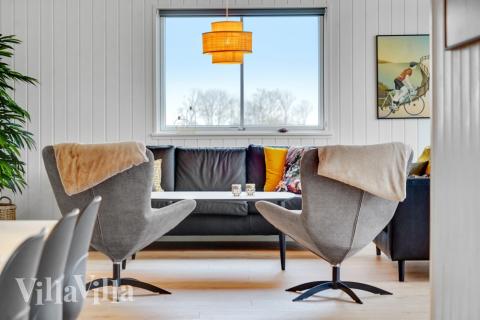 Sofaen i luksushus 537 i Sydjylland indbyder til brætspil eller at se en film sammen.