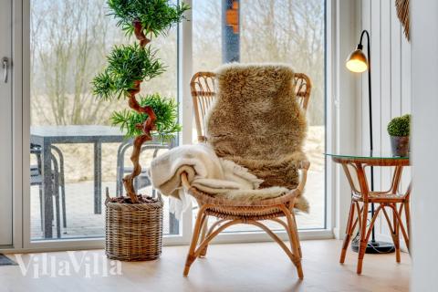 Der er mulighed for hygge i sommerhusets sofaarrangement, når I besøger luksushus nr. 537