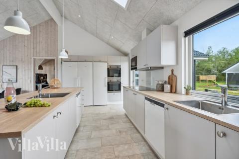 Køkkenet i luksushus nr. 535 er udstyrret, så I let kan lave mad til 20 personer.