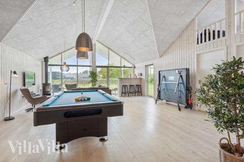 Luksushus 535 til 20 personer byder på et stort aktivitetsrum med bl.a. billard og dart