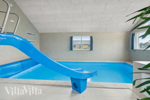 Den lækre pool i luksushuse nr. 535 til 20 personer