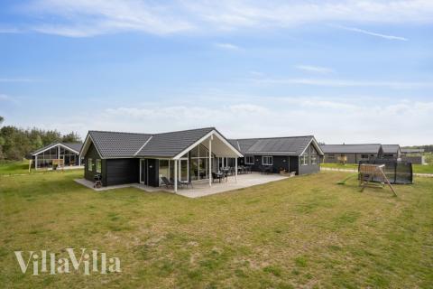 Flot sommerhus nr. 535 med god plads til op til 20 personer