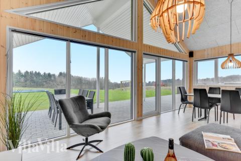 Sofaen i luksushus 539 i Limfjorden indbyder til brætspil eller at se en film sammen.