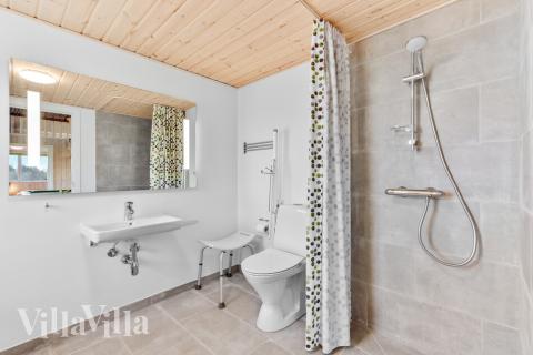 Der er bad med brus i luksushus nr. 539 til 14 personer.