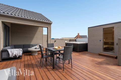 På terrassen i sommerhus nr. 541 er der plads til 18 personer.