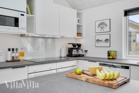 Køkkenet i luksushus nr. 541 er udstyrret, så I let kan lave mad til 18 personer.