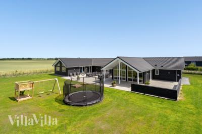 Dette skønne poolhus nr. 542 med plads til 26 personer ligger i Limfjorden