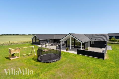 Dette skønne poolhus nr. 542 med plads til 26 personer ligger i Limfjorden