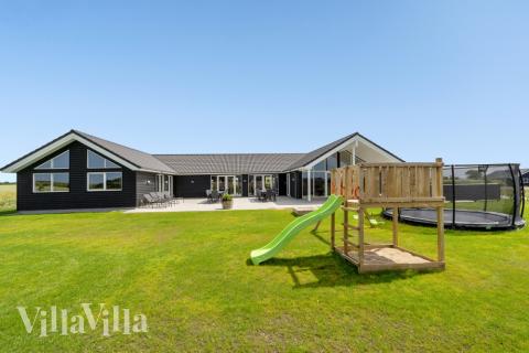 I det attraktive aktivitesrum i luksushus nr. 542 i Limfjorden  er der masser af udendørs aktiviteter, f.eks. legetårn og gynge