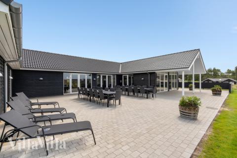 Stor terrasse ved luksushus nr. 542 i Limfjorden.