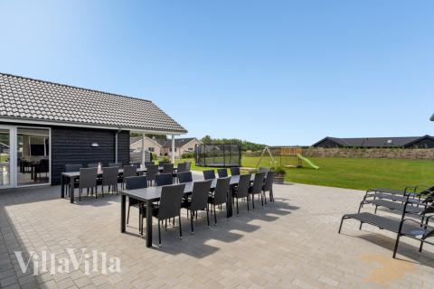 På terrassen i sommerhus nr. 542 er der plads til 26 personer.