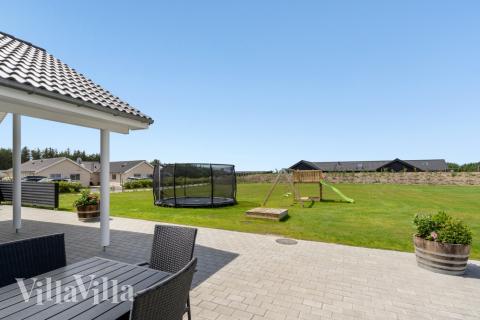 Nyd en grillaften på terrassen i luksushus nr. 542 i Limfjorden