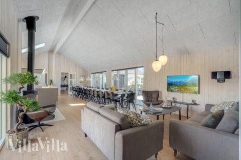 Der er mulighed for hygge i sommerhusets sofaarrangement, når I besøger luksushus nr. 542