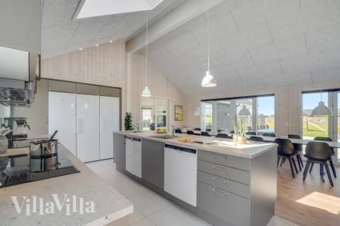 I luksushusets køkken findes alt, hvad I skal bruge til at lave mad til 26 personer. 