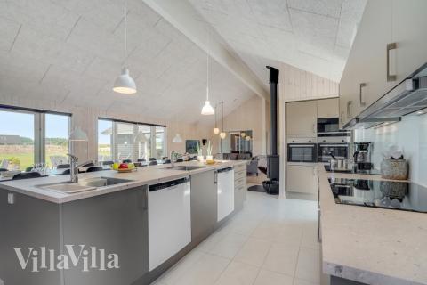 Velindrettet køkken i luksushus nr. 542 i Limfjorden.