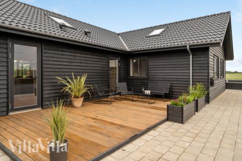 Luksushus nr. 546 har en dejlig terrasse med gode havemøbler til 30 personer.