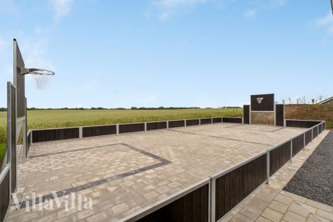 I det attraktive aktivitesrum i luksushus nr. 546 i Limfjorden  er der masser af udendørs aktiviteter, f.eks. legetårn og gynge