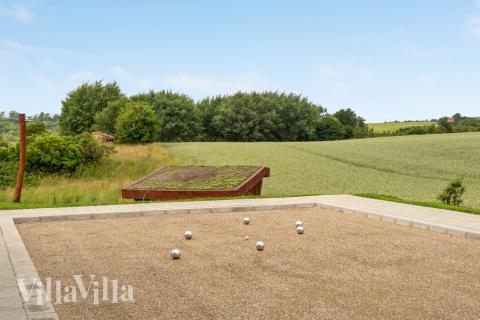 Ud over de mange timer, man kan bruge i husets pool-afdeling, så byder luksushus 546 også på mange udendørs aktiviteter