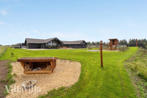 Ude-aktiviteter omkring sommerhus nr. 546.