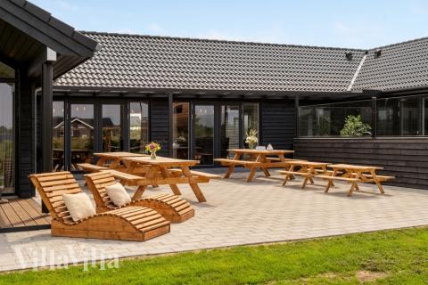 På terrassen i sommerhus nr. 546 er der plads til 30 personer.