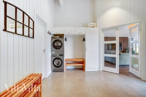 Den rummelige entre i luksushus nr. 546 i Limfjorden