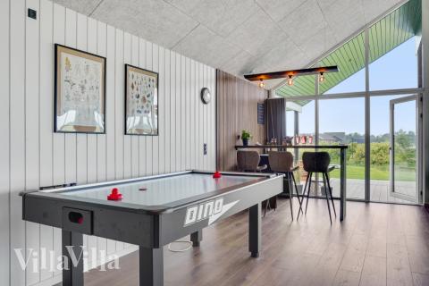 Dyst i sommerhusets aktivitetsrum, når I besøger luksushus nr. 546 i Limfjorden.